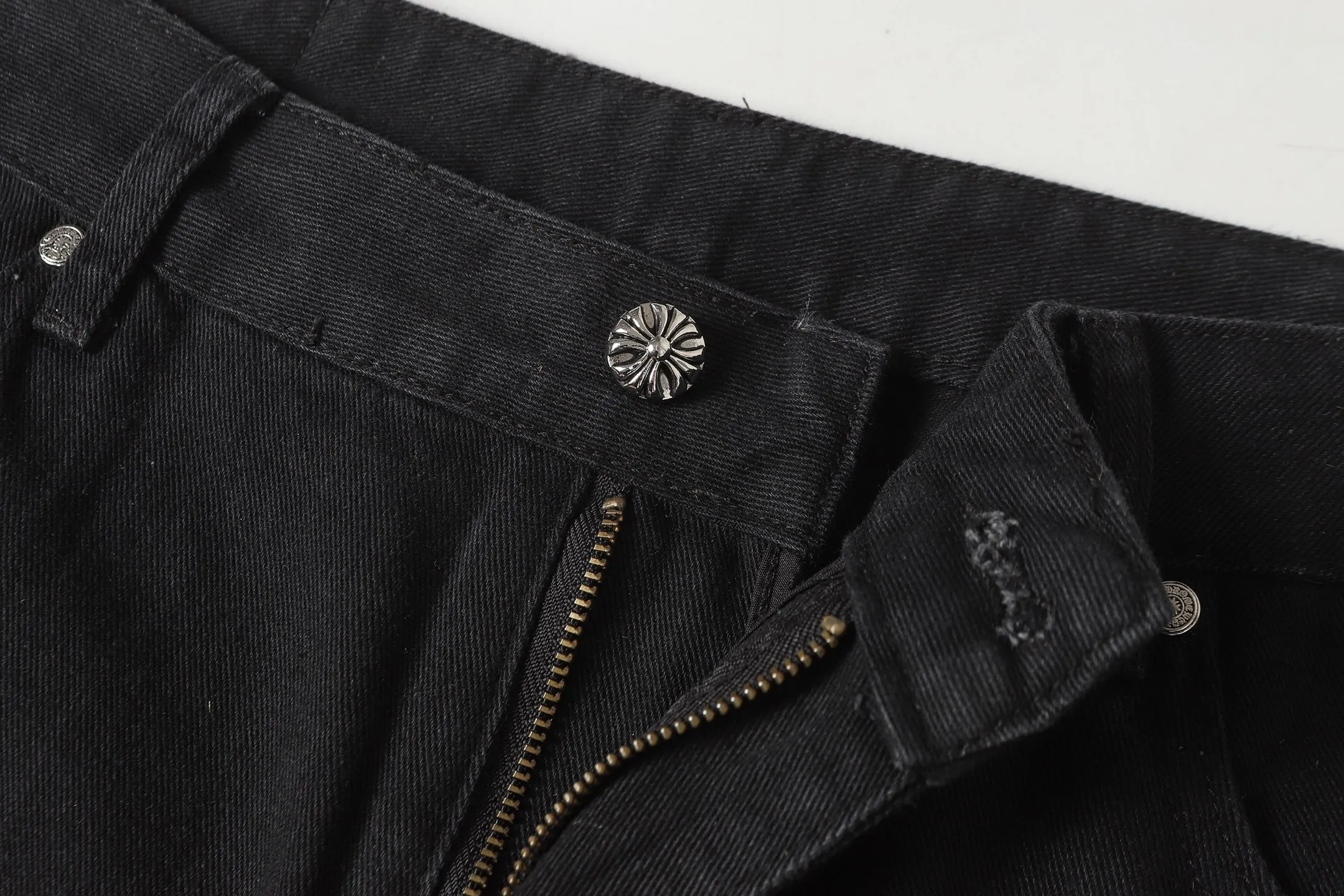 P270 Cross-border model, please do not place an order if you are pursuing quality - Chrome Hearts/Chrome Hearts Cross ✝️Leopard print embroidered washed jeans, trousers and casual pants - High weight, high density and high quality. The wool is soft, delicate and skin-friendly. It feels soft and silky. It has excellent warmth and skin-friendly properties - Custom-woven and dyed with no color difference. No matter the fabric or workmanship details, it beats the ordinary version on the market - Hardware zipper accessories are all customized, full of details -Colour: washed black -Size: 28 30 32 34 36
